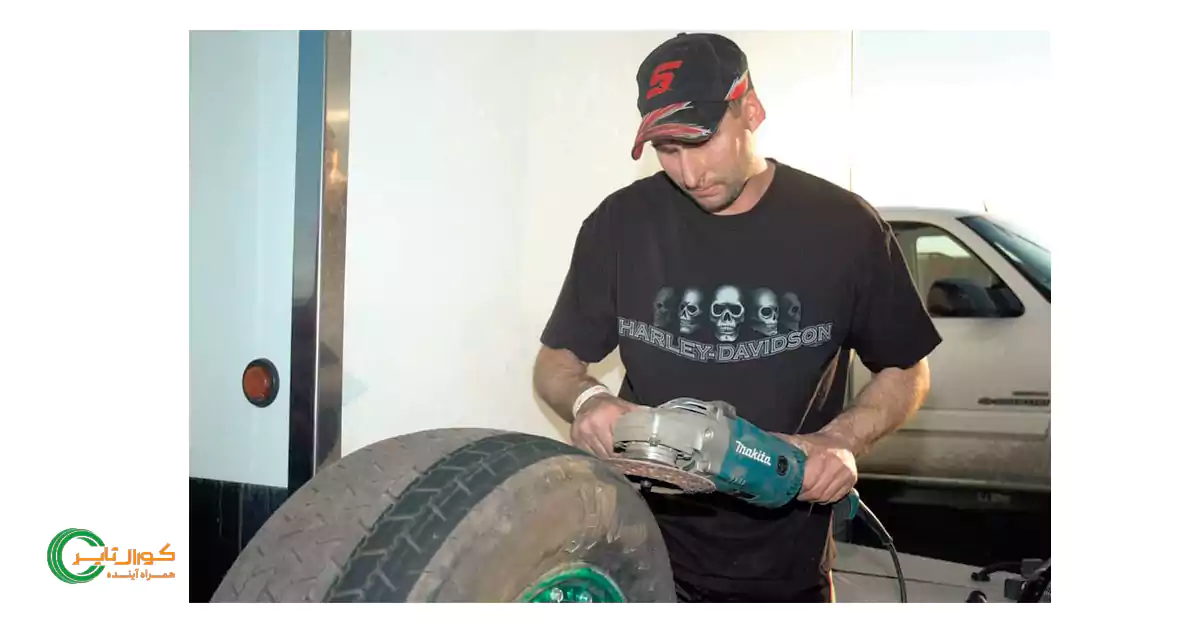 تراشیدن آج قدیمی یکی از مراحل روکش کردن لاستیک است