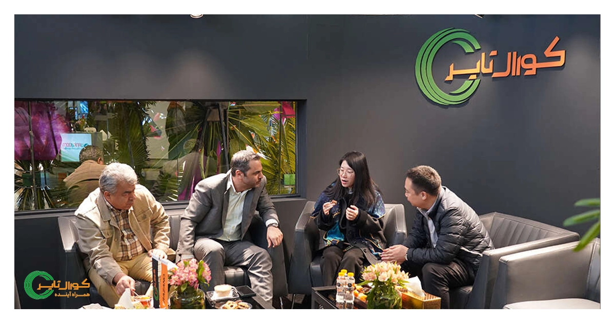 گفتگوی مدیران کورال تایر با مهمانان خارجی و ایرانی در غرفه کورال تایر در نهمین نمایشگاه بین المللی حمل و نقل، لجستیک و صنایع وابسته